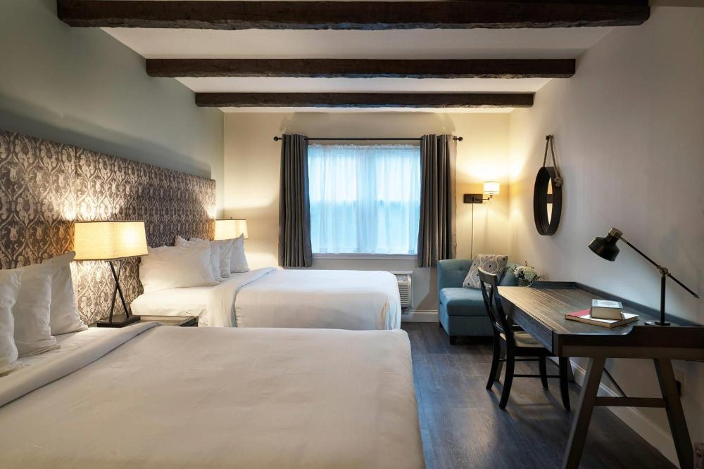 Upgrade Queen Room with Two Queen Beds - Non-Smoking interior